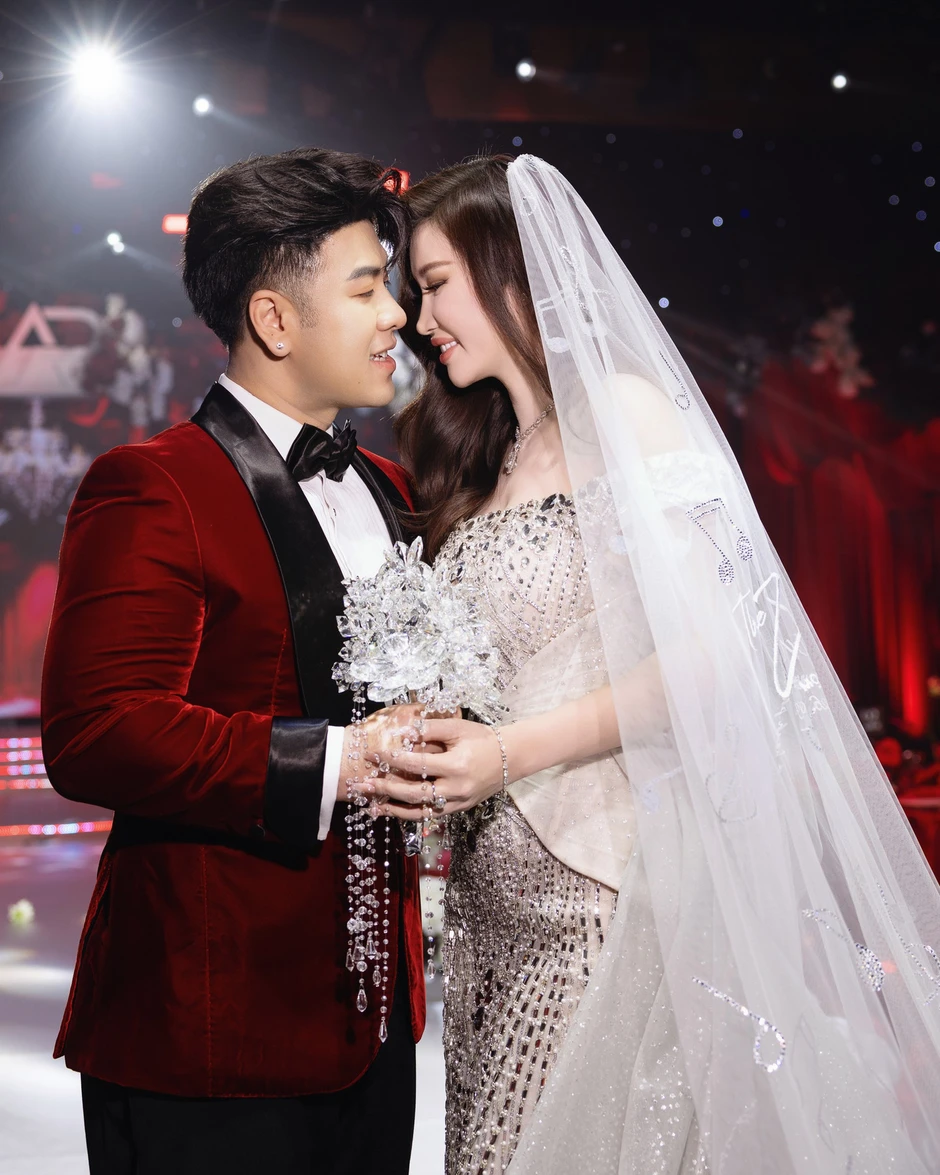Akira Phan và vợ khóc trong lễ cưới