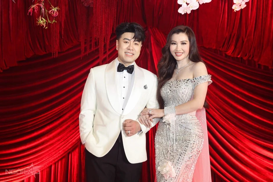 Akira Phan và vợ khóc trong lễ cưới