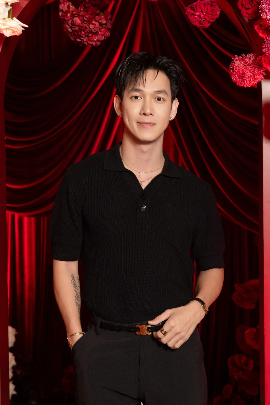 Akira Phan và vợ khóc trong lễ cưới