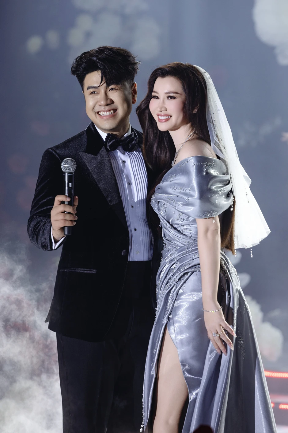 Akira Phan và vợ khóc trong lễ cưới