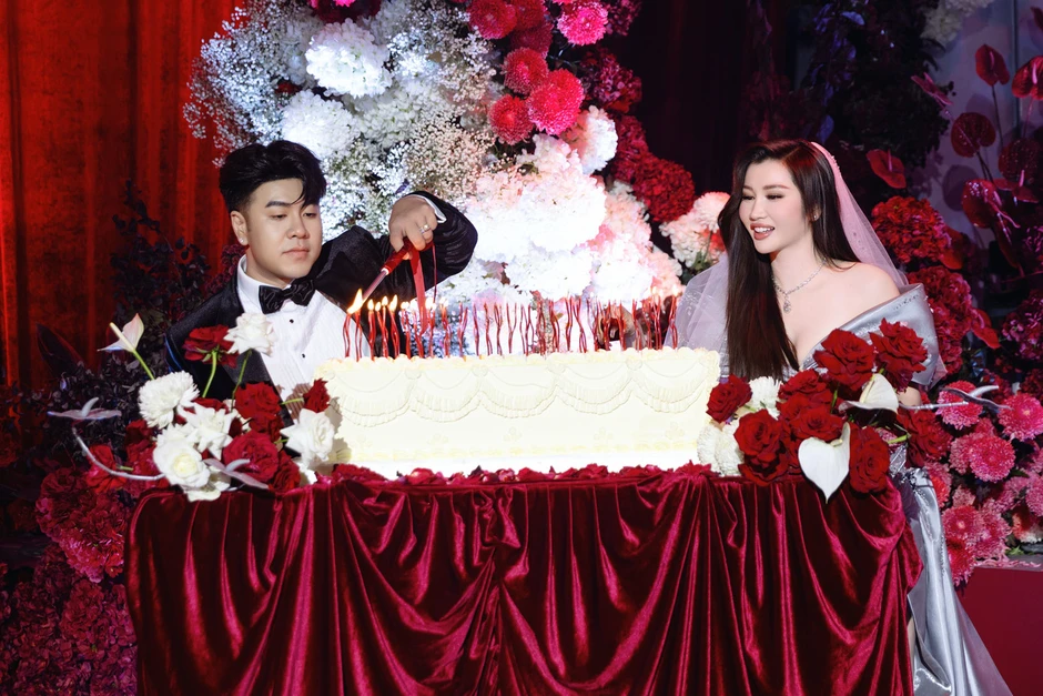 Akira Phan và vợ khóc trong lễ cưới