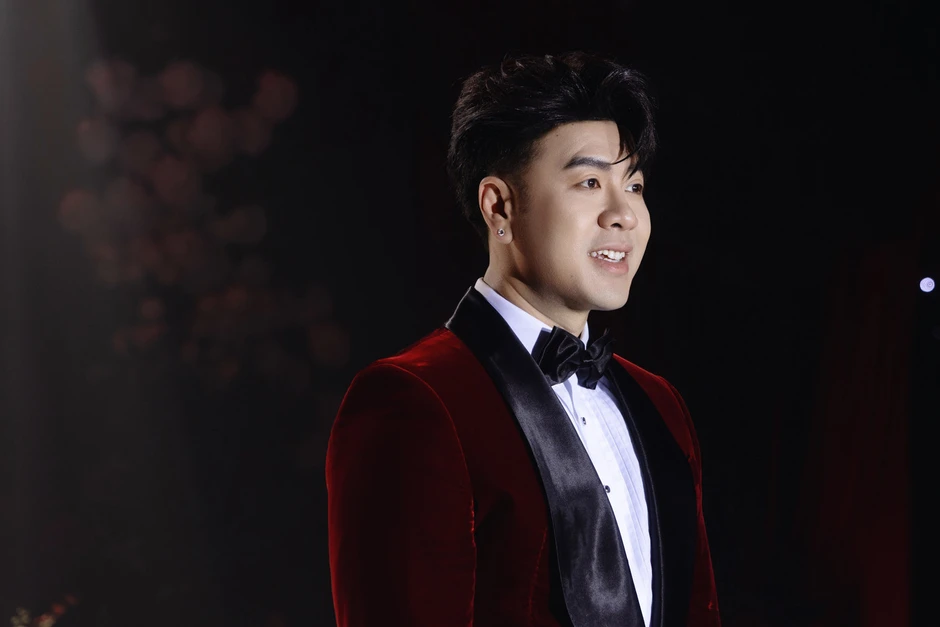 Akira Phan và vợ khóc trong lễ cưới