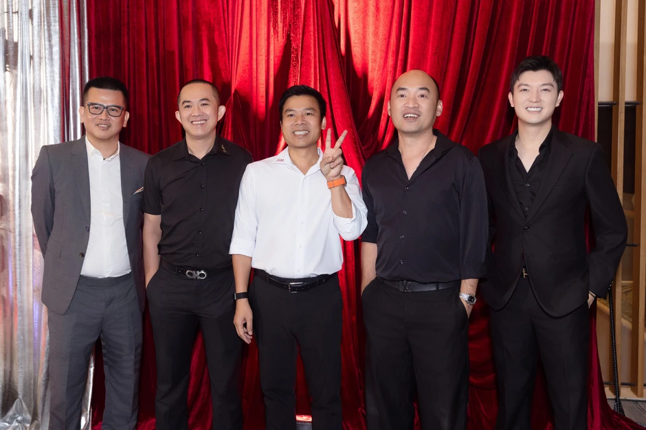 Akira Phan và vợ khóc trong lễ cưới