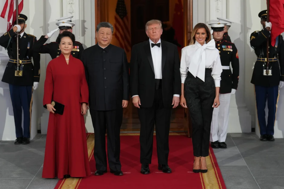 Ẩn ý trang phục của bà Melania khi tiếp đón Chủ tịch Tập Cận Bình và phu nhân Ẩn ý trang phục của bà Melania khi tiếp đón Chủ tịch Tập Cận Bình và phu nhân