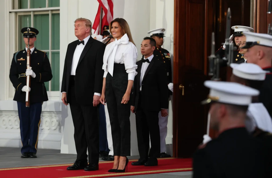 Ẩn ý trang phục của bà Melania khi tiếp đón Chủ tịch Tập Cận Bình và phu nhân Ẩn ý trang phục của bà Melania khi tiếp đón Chủ tịch Tập Cận Bình và phu nhân