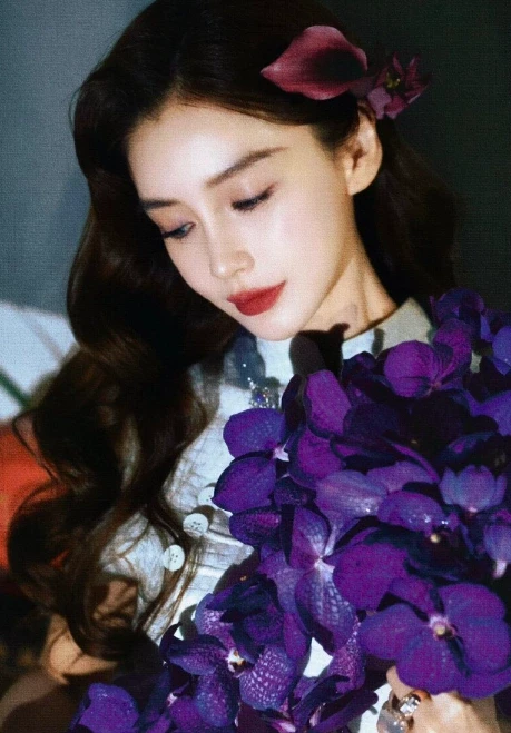 Angelababy lao dốc: Phải livestream bán hàng giá rẻ, không ai mời đóng phim