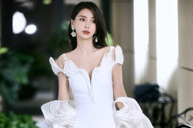 Angelababy lao dốc: Phải livestream bán hàng giá rẻ, không ai mời đóng phim