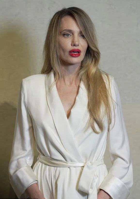 Angelina Jolie lộ diện mạo gầy gò, chia sẻ hành trình giành sự sống Angelina Jolie lộ diện mạo gầy gò, chia sẻ hành trình giành sự sống