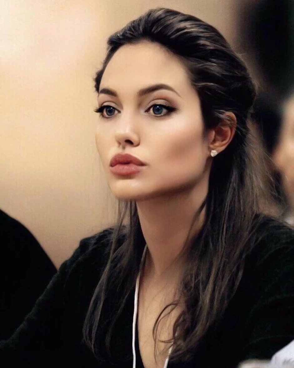 Angelina Jolie lộ diện mạo gầy gò, chia sẻ hành trình giành sự sống Angelina Jolie lộ diện mạo gầy gò, chia sẻ hành trình giành sự sống