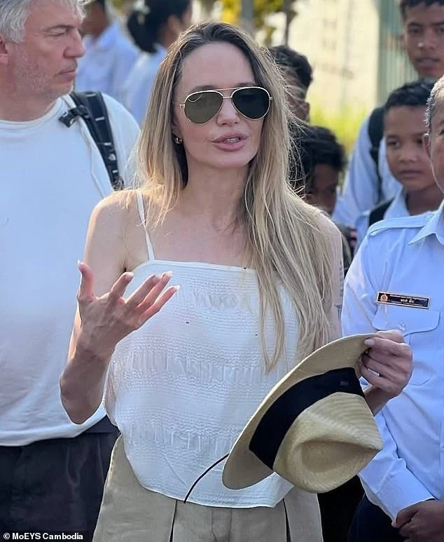 Angelina Jolie ngoại hình khác lạ Angelina Jolie ngoại hình khác lạ