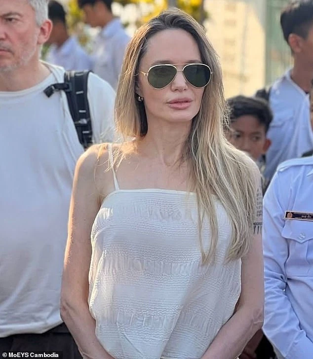 Angelina Jolie ngoại hình khác lạ Angelina Jolie ngoại hình khác lạ