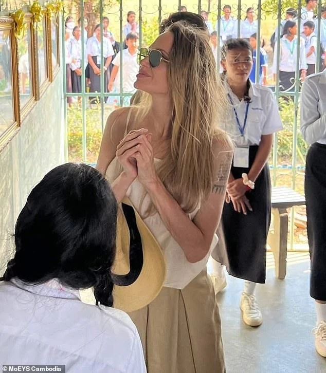 Angelina Jolie ngoại hình khác lạ Angelina Jolie ngoại hình khác lạ