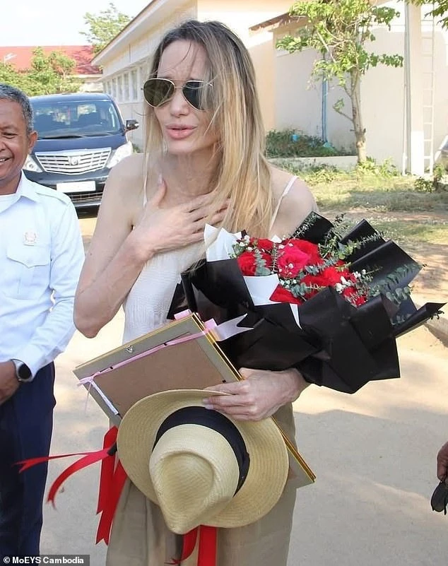 Angelina Jolie ngoại hình khác lạ Angelina Jolie ngoại hình khác lạ