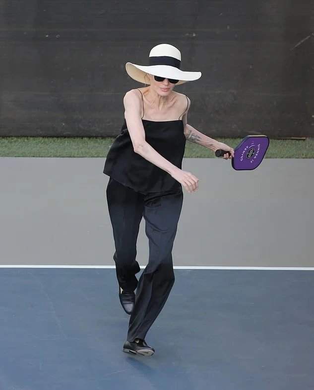 Angelina Jolie và con nuôi gốc Việt thi đấu pickleball, thu hút sự chú ý Angelina Jolie và con nuôi gốc Việt thi đấu pickleball, thu hút sự chú ý
