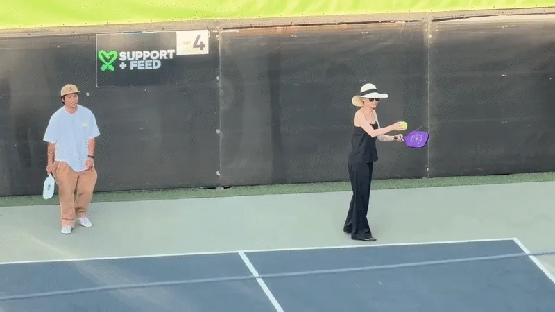 Angelina Jolie và con nuôi gốc Việt thi đấu pickleball, thu hút sự chú ý Angelina Jolie và con nuôi gốc Việt thi đấu pickleball, thu hút sự chú ý