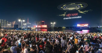 Ảnh chụp màn trình diễn 10.500 drone tại TP.HCM thắng giải A
