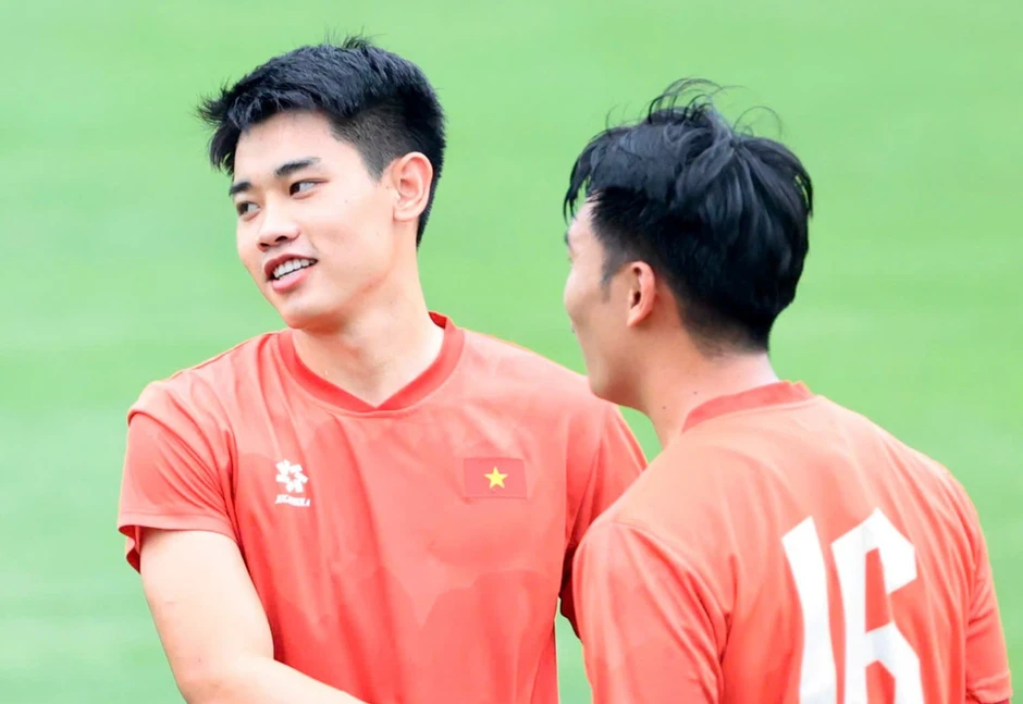 Ảnh gây sốt của Nhật Kim Anh và Đình Bắc Ảnh gây sốt của Nhật Kim Anh và Đình Bắc