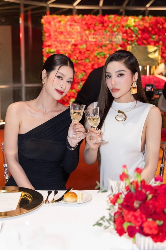 Ánh Quỳnh - Kim Tuyến, Kỳ Duyên - Thiên Ân 'quấn nhau như sam' và câu hỏi từ khán giả