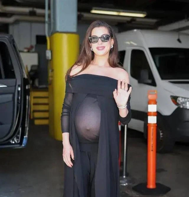 Anne Hathaway mang thai lần ba ở tuổi U50, tự tin khoe bụng bầu với trang phục xuyên thấu nhưng lại gây ra nhiều tranh luận Anne Hathaway mang thai lần ba ở tuổi U50, tự tin khoe bụng bầu với trang phục xuyên thấu nhưng lại gây ra nhiều tranh luận