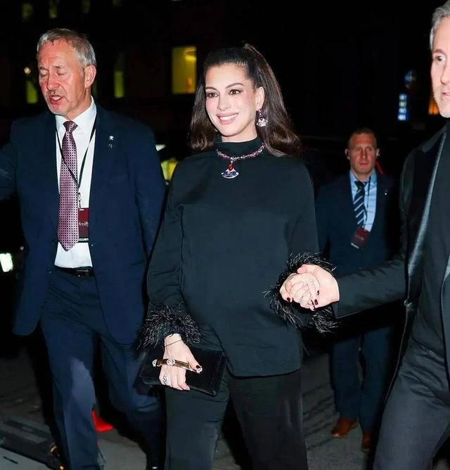 Anne Hathaway mang thai lần ba ở tuổi U50, tự tin khoe bụng bầu với trang phục xuyên thấu nhưng lại gây ra nhiều tranh luận Anne Hathaway mang thai lần ba ở tuổi U50, tự tin khoe bụng bầu với trang phục xuyên thấu nhưng lại gây ra nhiều tranh luận