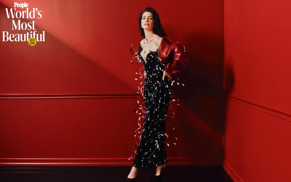 Anne Hathaway mang thai lần ba