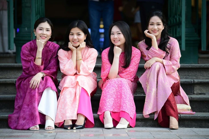 Áo dài không còn trong 'tủ kính bảo tàng' Áo dài không còn trong 'tủ kính bảo tàng'