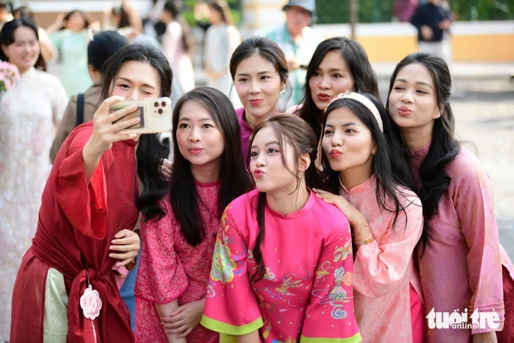 Áo dài không còn trong 'tủ kính bảo tàng' Áo dài không còn trong 'tủ kính bảo tàng'