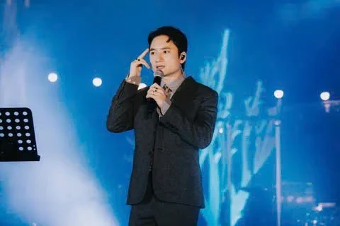 Ba thế hệ Trần Tiến, Hà Trần và Phan Mạnh Quỳnh hội tụ trong "Phòng khách" của Dương Cầm Ba thế hệ Trần Tiến, Hà Trần và Phan Mạnh Quỳnh hội tụ trong "Phòng khách" của Dương Cầm