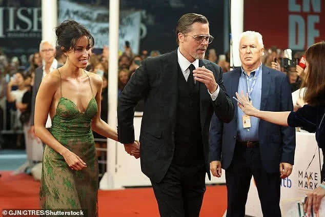 Bạn gái Brad Pitt bị chê Bạn gái Brad Pitt bị chê