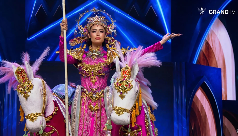 Bán kết Miss Grand International: Emoura Phạm diễn bikini cực cháy, vội thay đổi váy dạ hội sau tranh cãi Bán kết Miss Grand International: Emoura Phạm diễn bikini cực cháy, vội thay đổi váy dạ hội sau tranh cãi