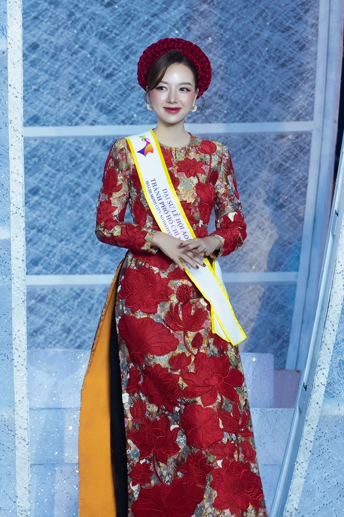 Băng Di ấn tượng trong tà áo dài Băng Di ấn tượng trong tà áo dài