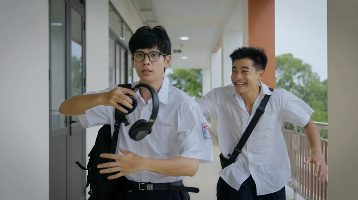 Bạo lực học đường và bạo lực mạng trong Phía bên kia thành phố Bạo lực học đường và bạo lực mạng trong Phía bên kia thành phố