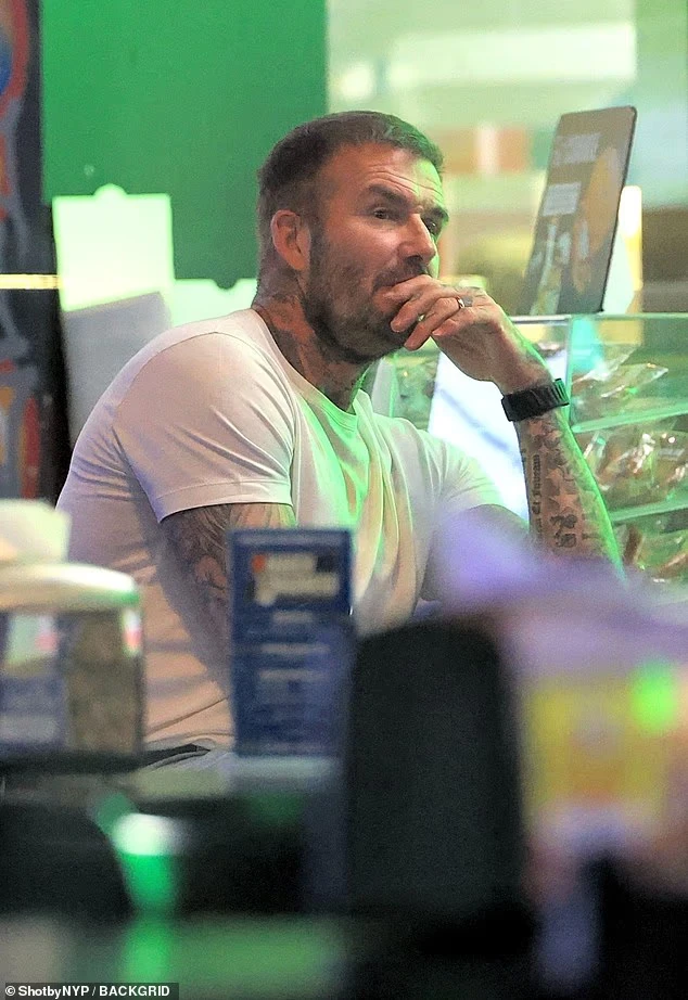 Bắt gặp David Beckham ngồi một mình cô đơn, buồn bã khi cách con trai cả vài bước chân nhưng không thể gặp mặt Bắt gặp David Beckham ngồi một mình cô đơn, buồn bã khi cách con trai cả vài bước chân nhưng không thể gặp mặt