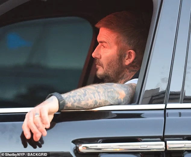 Bắt gặp David Beckham ngồi một mình cô đơn, buồn bã khi cách con trai cả vài bước chân nhưng không thể gặp mặt Bắt gặp David Beckham ngồi một mình cô đơn, buồn bã khi cách con trai cả vài bước chân nhưng không thể gặp mặt