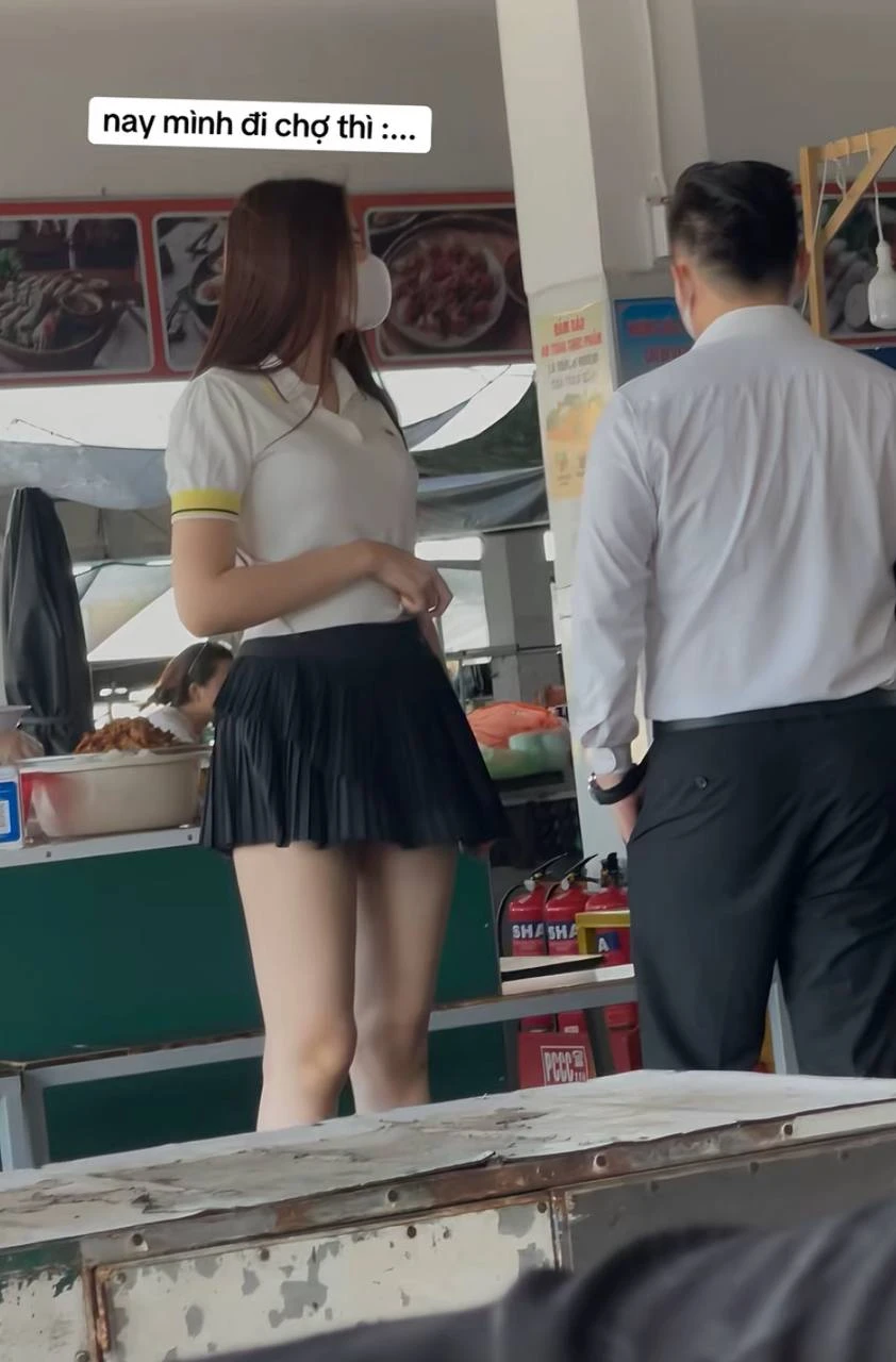 Bắt gặp Hoa hậu Việt và thiếu gia che chắn kín bưng, cùng nhau đi chợ quê Bắt gặp Hoa hậu Việt và thiếu gia che chắn kín bưng, cùng nhau đi chợ quê