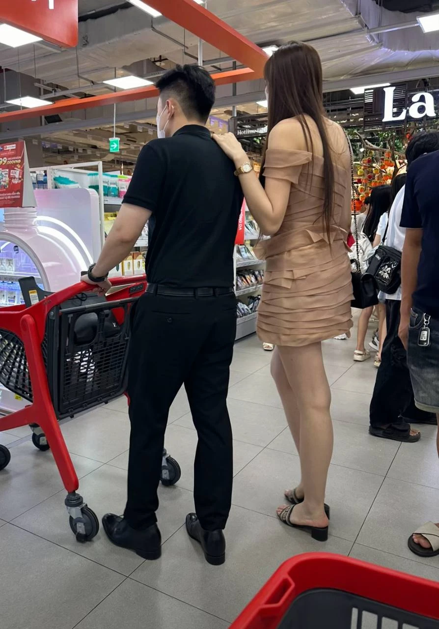 Bắt gặp Hoa hậu Việt và thiếu gia che chắn kín bưng, cùng nhau đi chợ quê Bắt gặp Hoa hậu Việt và thiếu gia che chắn kín bưng, cùng nhau đi chợ quê