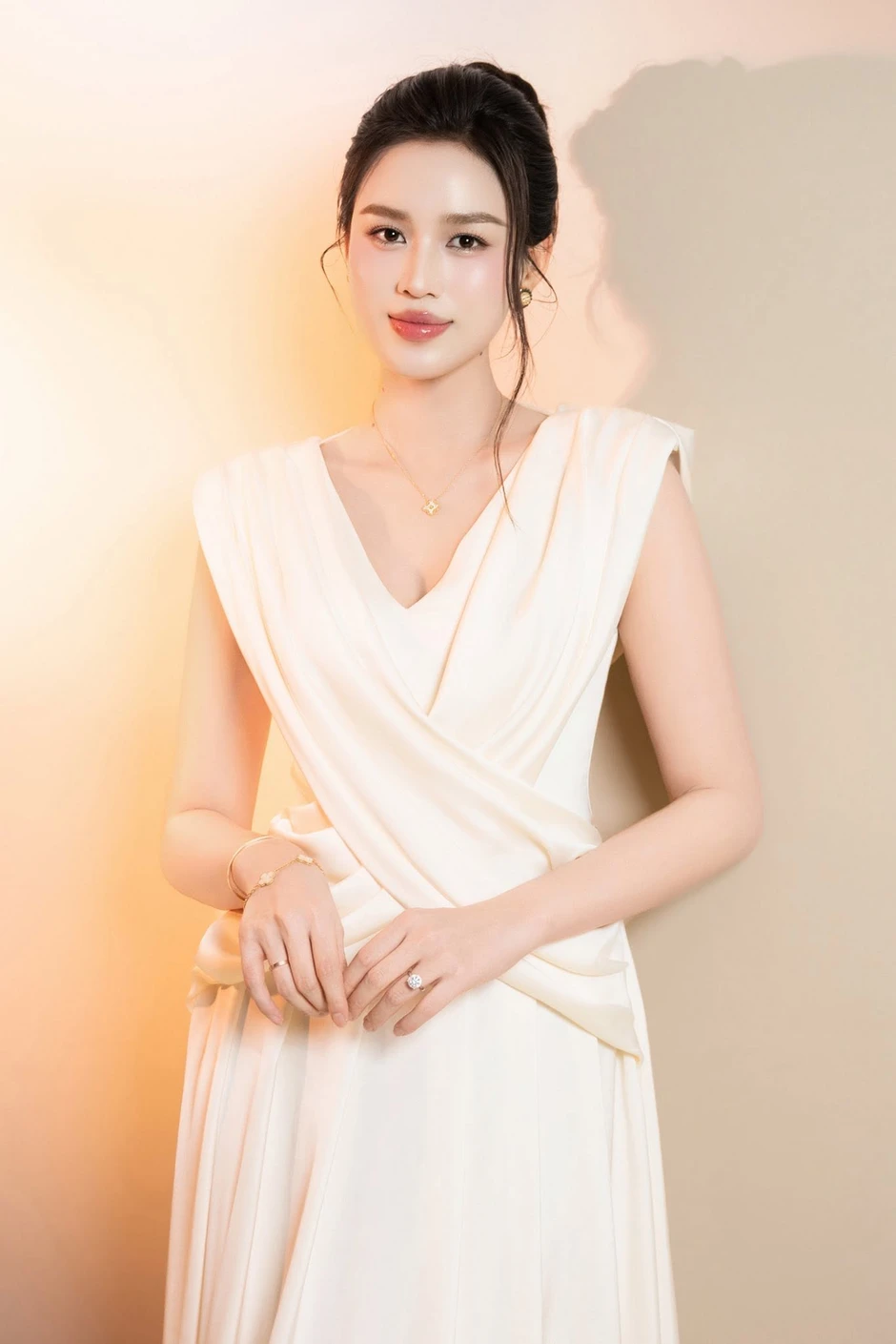 Bắt gặp Hoa hậu Việt và thiếu gia che chắn kín bưng, cùng nhau đi chợ quê Bắt gặp Hoa hậu Việt và thiếu gia che chắn kín bưng, cùng nhau đi chợ quê