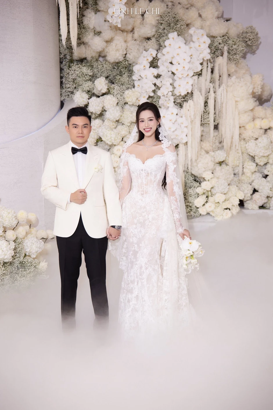 Bắt gặp Hoa hậu Việt và thiếu gia che chắn kín bưng, cùng nhau đi chợ quê Bắt gặp Hoa hậu Việt và thiếu gia che chắn kín bưng, cùng nhau đi chợ quê
