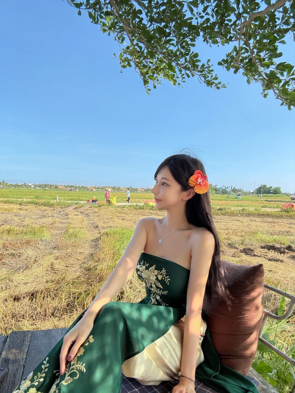 Bất ngờ sang Việt Nam để... chăn vịt, nữ DJ xinh đẹp khiến fan được một phen "cười bò" thích thú Bất ngờ sang Việt Nam để... chăn vịt, nữ DJ xinh đẹp khiến fan được một phen "cười bò" thích thú