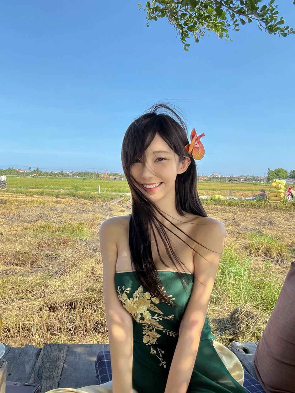 Bất ngờ sang Việt Nam để... chăn vịt, nữ DJ xinh đẹp khiến fan được một phen "cười bò" thích thú Bất ngờ sang Việt Nam để... chăn vịt, nữ DJ xinh đẹp khiến fan được một phen "cười bò" thích thú
