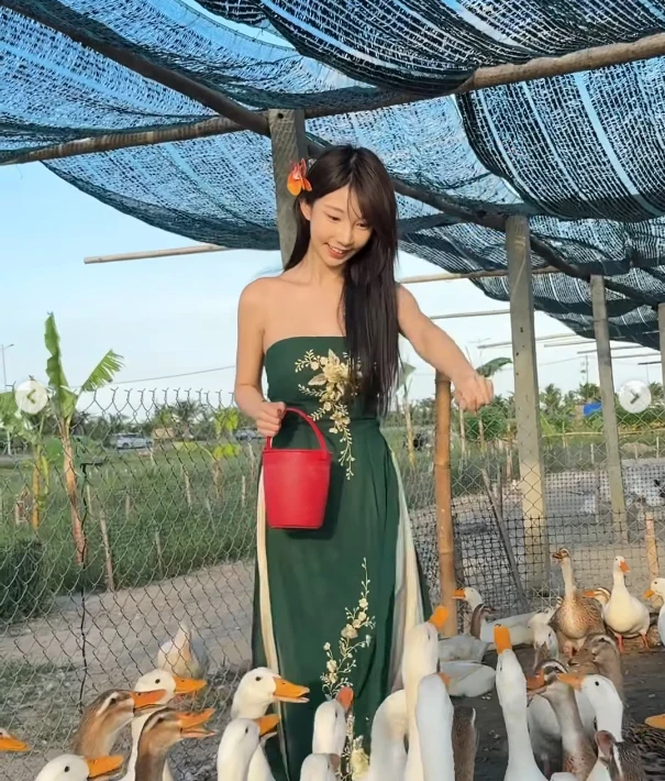 Bất ngờ sang Việt Nam để... chăn vịt, nữ DJ xinh đẹp khiến fan được một phen "cười bò" thích thú Bất ngờ sang Việt Nam để... chăn vịt, nữ DJ xinh đẹp khiến fan được một phen "cười bò" thích thú