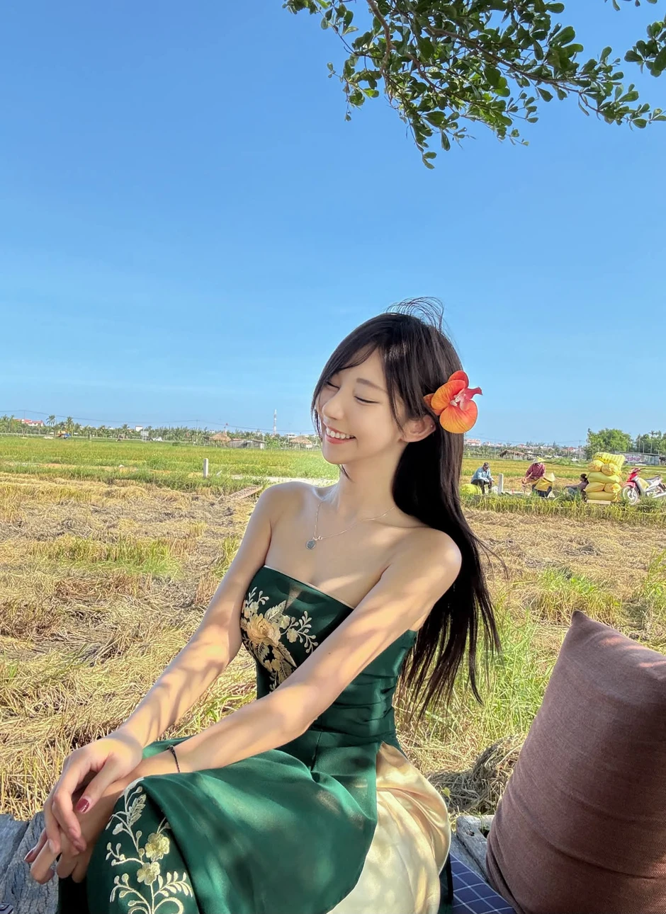 Bất ngờ sang Việt Nam để... chăn vịt, nữ DJ xinh đẹp khiến fan được một phen "cười bò" thích thú Bất ngờ sang Việt Nam để... chăn vịt, nữ DJ xinh đẹp khiến fan được một phen "cười bò" thích thú