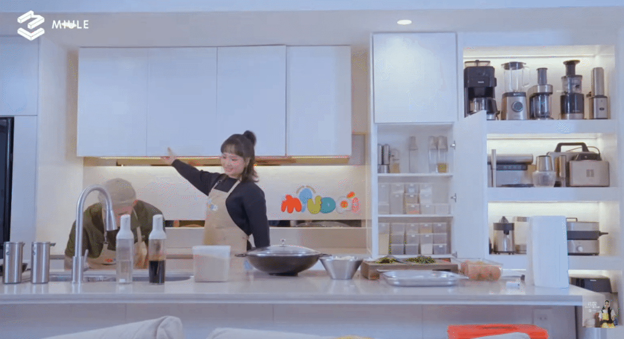 Bên trong tổ ấm của Miu Lê: Căn bếp hiện đại, thiết kế tủ kịch trần cùng dàn đồ gia dụng không thiếu món nào