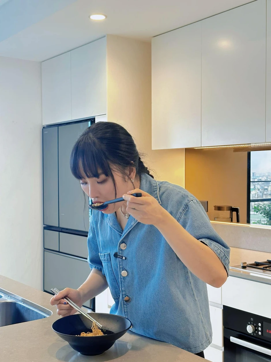 Bên trong tổ ấm của Miu Lê: Căn bếp hiện đại, thiết kế tủ kịch trần cùng dàn đồ gia dụng không thiếu món nào