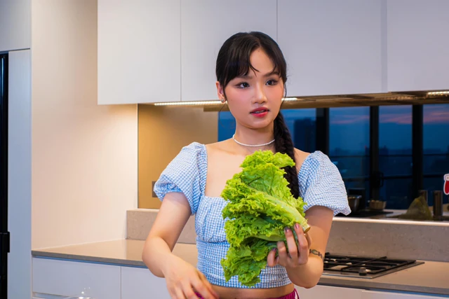 Bên trong tổ ấm của Miu Lê: Căn bếp hiện đại, thiết kế tủ kịch trần cùng dàn đồ gia dụng không thiếu món nào
