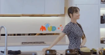 Bên trong tổ ấm của Miu Lê: Căn bếp hiện đại, thiết kế tủ kịch trần cùng dàn đồ gia dụng không thiếu món nào