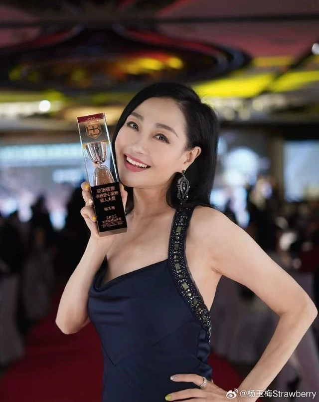 Bi kịch của "Hoa hậu Á châu đẹp nhất": 13 năm cung phụng bạn trai ung thư, nhận lại sự tàn nhẫn đúng ngày cha qua đời Bi kịch của "Hoa hậu Á châu đẹp nhất": 13 năm cung phụng bạn trai ung thư, nhận lại sự tàn nhẫn đúng ngày cha qua đời