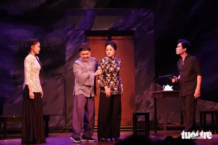 Bích Trâm, cô đào tỉnh tỏa sáng trong Lôi vũ Bích Trâm, cô đào tỉnh tỏa sáng trong Lôi vũ
