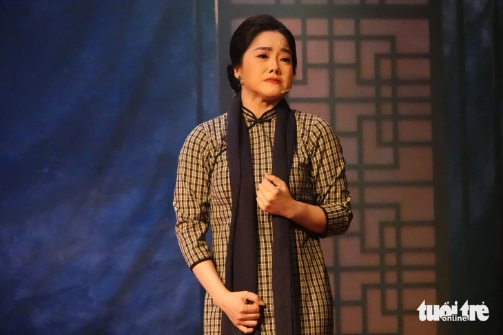 Bích Trâm, cô đào tỉnh tỏa sáng trong Lôi vũ Bích Trâm, cô đào tỉnh tỏa sáng trong Lôi vũ