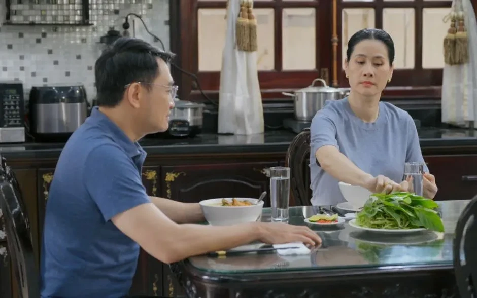 Biến cố lắng xuống, "Hợp đồng từ thượng đế" mang đến những khoảnh khắc chữa lành hiếm hoi Biến cố lắng xuống, "Hợp đồng từ thượng đế" mang đến những khoảnh khắc chữa lành hiếm hoi